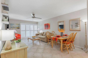 Stylish Treasure Island apt on waterways.